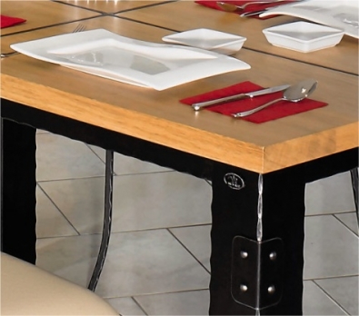 Tischgestell Carcassonne, robust und stabil mit Massivholzplatte